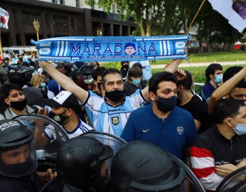 “É preciso estar aqui”, amor por Maradona supera temor de covid-19