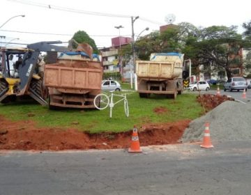 Secretaria de Obras faz base para pavimento em trevo no Jardim Glória