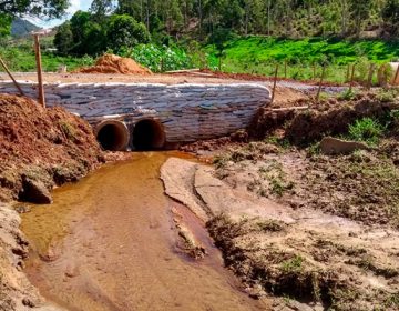 Secretaria de Obras limpa córrego no Recanto dos Lagos e constrói bueiro em estrada na zona rural