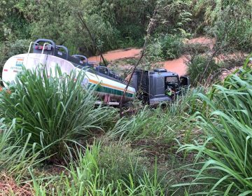 Carreta com etanol tomba na BR-040