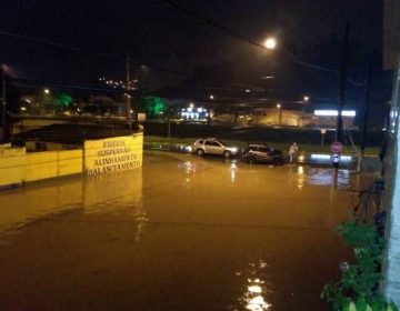 Forte chuva provoca alagamentos e deslizamento de terra em Juiz de Fora