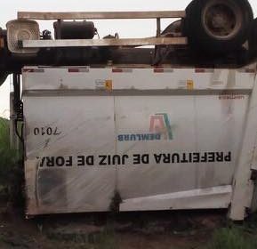 Caminhão do Demlurb tomba em trecho da Estrada do Caeté