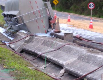 Carreta com 25 mil litros de etanol tomba na BR-040