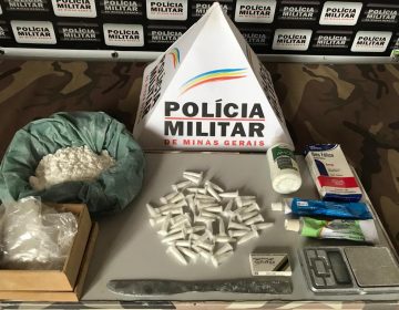 PM apreende aproximadamente 50 pinos de cocaína em residência no Bairro São Sebastião