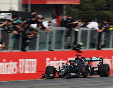 Hamilton vence em Ímola; Mercedes leva o título de construtores