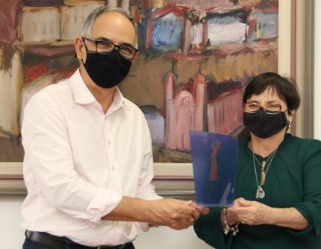 Servidora da Biblioteca Municipal Murilo Mendes recebe troféu “Mulher Cidadã”