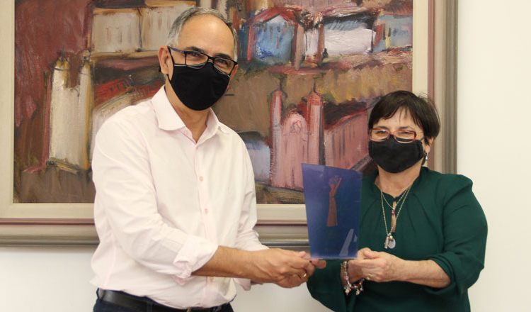 Servidora da Biblioteca Municipal Murilo Mendes recebe troféu “Mulher Cidadã”