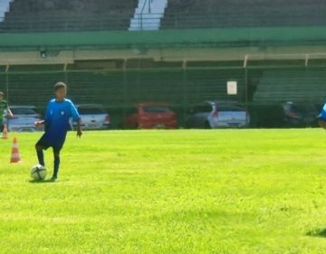 Dois alunos do Programa Bom de Bola participam de treinamento no Sport Club JF