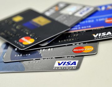 Percentual de famílias endividadas cai em novembro e chega a 66%