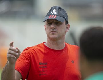 Após reunião, Rogério Ceni é mantido no Flamengo e retoma treinamento