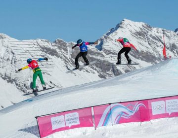 Noah Bethonico se prepara para competir na Copa de Mundo de Snowboard Cross