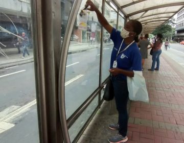 Demlurb realiza campanha de conscientização e limpeza em pontos de ônibus