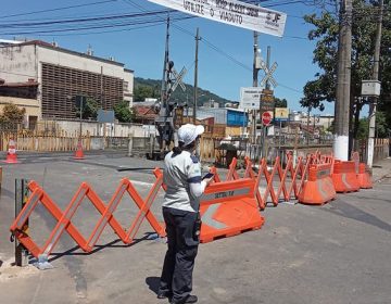 Barreira metálica é retirada do cruzamento da passagem de nível do Poço Rico