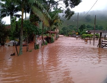 Tromba d’água inunda residências em Barbacena