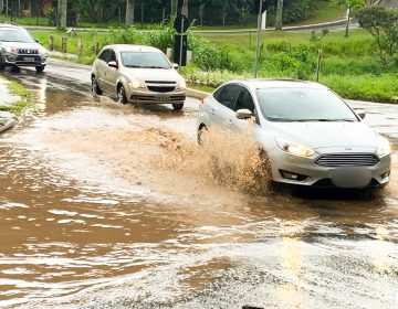Chuva deixa pontos de alagamento e estragos em diversas regiões de Juiz de Fora