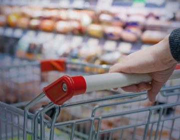 Confiança do consumidor mantém trajetória de queda pelo quarto mês consecutivo