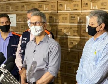 Romeu Zema acompanha a distribuição de seringas, utilizadas para a vacinação contra o Covid-19