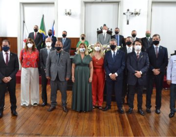 Vereadores dão posse à prefeita Margarida Salomão e ao vice-prefeito Kennedy Ribeiro em cerimônia na Câmara