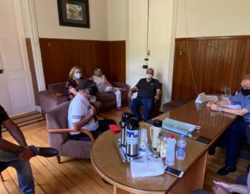 Vereadores recebem comerciantes que manifestam pela reabertura do comércio