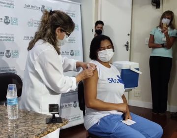 Técnica de enfermagem recebe a primeira dose da vacina contra Covid-19 em Juiz de Fora