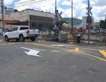 Trânsito de veículos é liberado na passagem de nível do Poço Rico