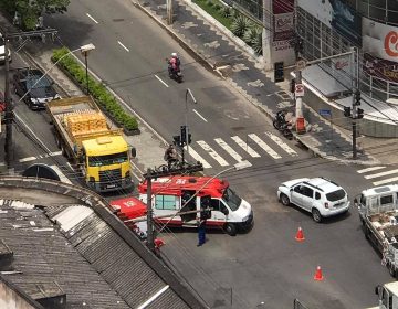 Ambulância do SAMU e veículo se colidem no cruzamento da Avenida Itamar Franco