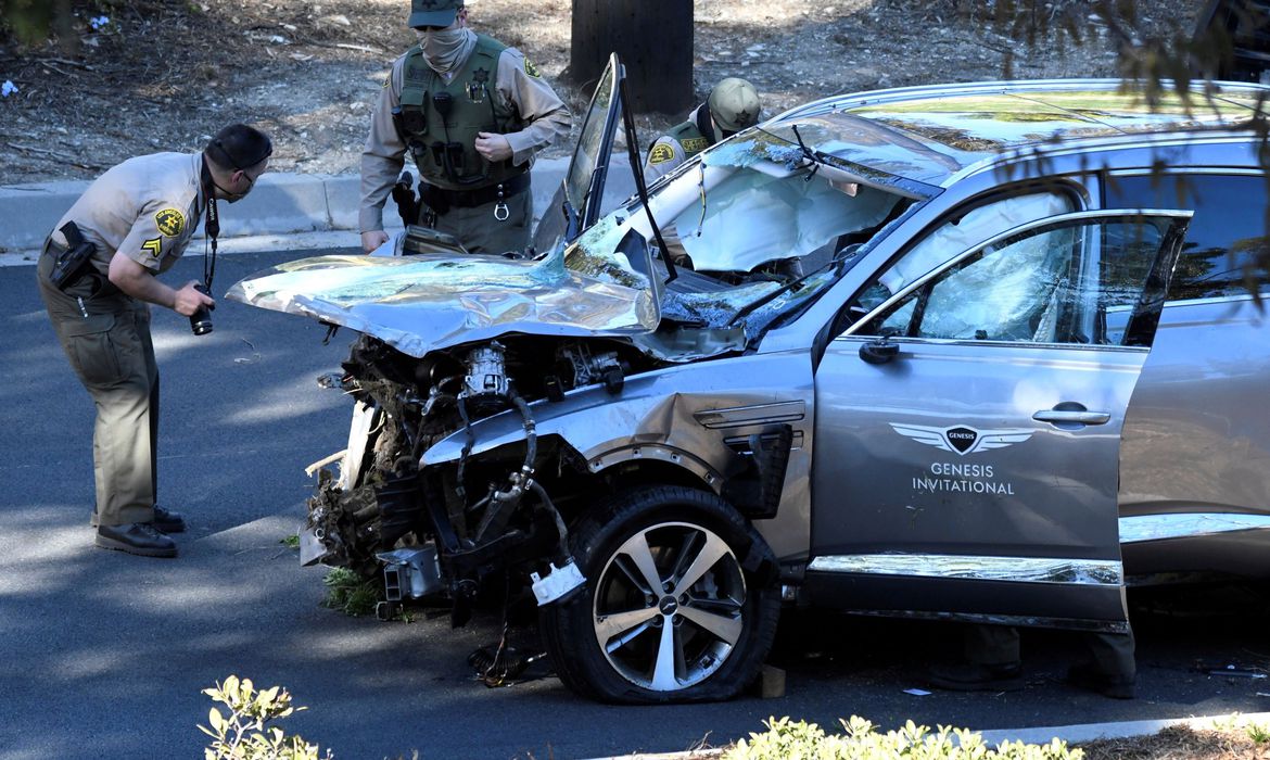 Astro do golfe Tiger Woods sofre acidente de carro nos EUA 
