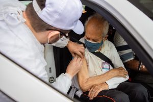 UFJF terá “drive thru” para aplicação da 2ª dose da vacina em idosos de 90 anos ou mais