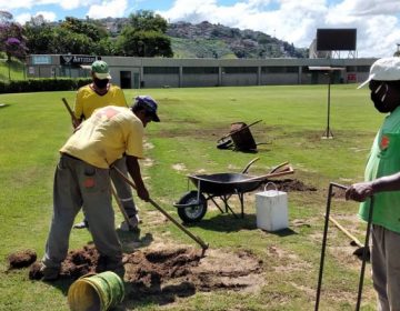 Servidores realizam reparos no Estádio Municipal para a disputa do Campeonato Mineiro
