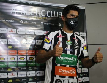 Loco Abreu desembarca no Brasil e chega ao Athletic Club