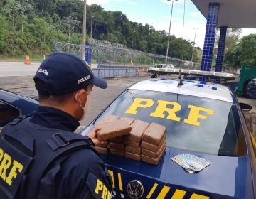 Polícia Rodoviária Federal apreende 17 tabletes de pasta base de cocaína