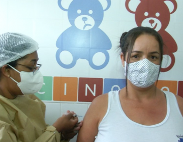 Trabalhadores de UBSs começam a receber vacinas contra a Covid-19