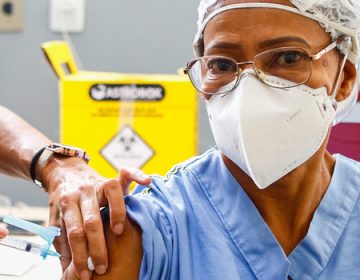 Primeira pessoa vacinada contra a covid-19 em Minas recebe a segunda dose