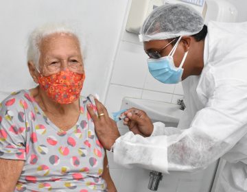 Idosos acamados recebem vacina contra a Covid-19 em Juiz de Fora