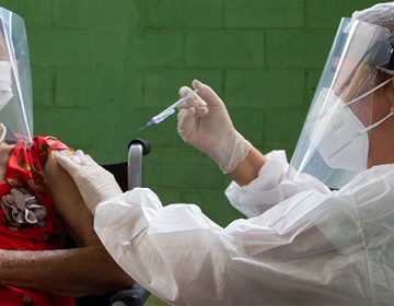 Minas Gerais inicia a vacinação de idosos com mais de 90 anos