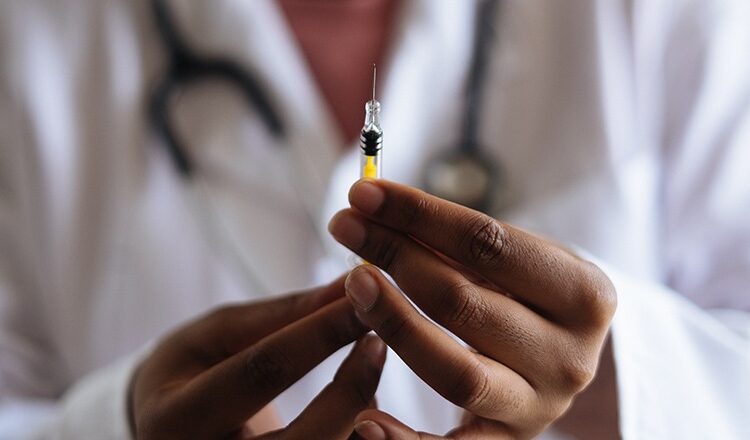 Prefeitura convoca profissionais de saúde para vacinação e enfrentamento à pandemia