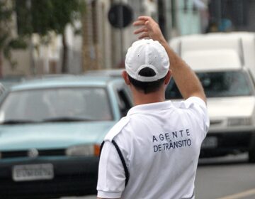 Agentes de transporte e trânsito da SMU orientam motoristas durante vacinação no Sport