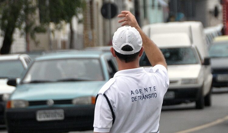 Agentes de transporte e trânsito da SMU orientam motoristas durante vacinação no Sport