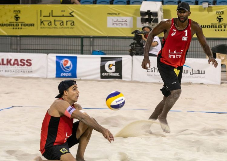 Evandro e Guto se classificam à final do vôlei de praia em Doha