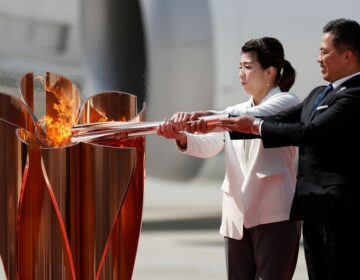 Revezamento da tocha olímpica de Tóquio deixa população dividida