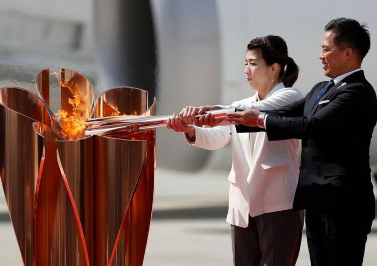 Revezamento da tocha olímpica de Tóquio deixa população dividida