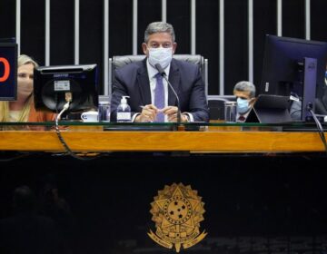 Deputados analisam projeto sobre compra de vacinas por empresas