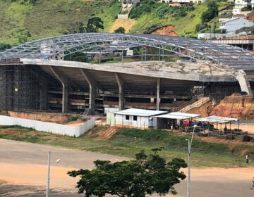 Prefeita anuncia retomada das obras do Ginásio Municipal, em visita à SEL