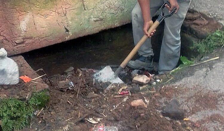 SO pede que população não jogue lixo nas ruas devido ao excesso de entulho nas bocas de lobo