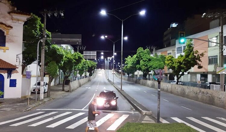 Viaduto Augusto Franco recebe luminárias LED