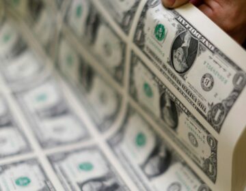 Dólar inicia abril em alta e fecha a R$ 5,71