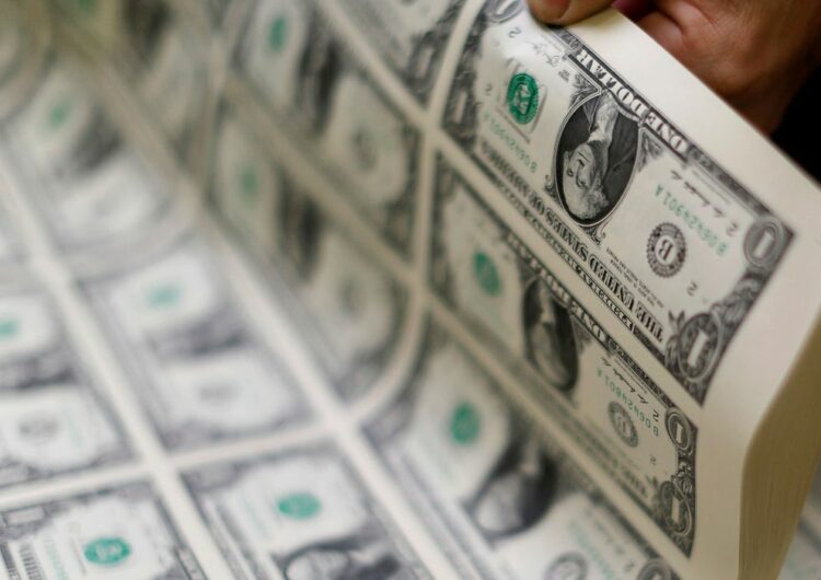 Dólar inicia abril em alta e fecha a R$ 5,71