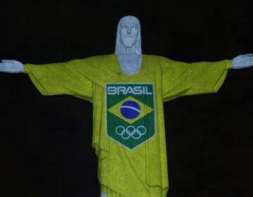 Cristo Redentor é iluminado com camisa do Time Brasil para marcar 100 dias para Tóquio 2020