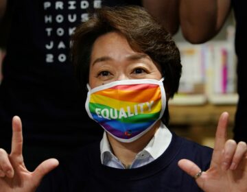 Presidente da Tóquio-2020 visita centro LGBTQ e enfatiza diversidade