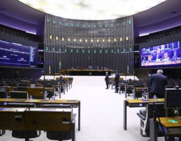 Deputados concluem votação de projeto que permite compra de medicamentos para Covid-19 sem licitação